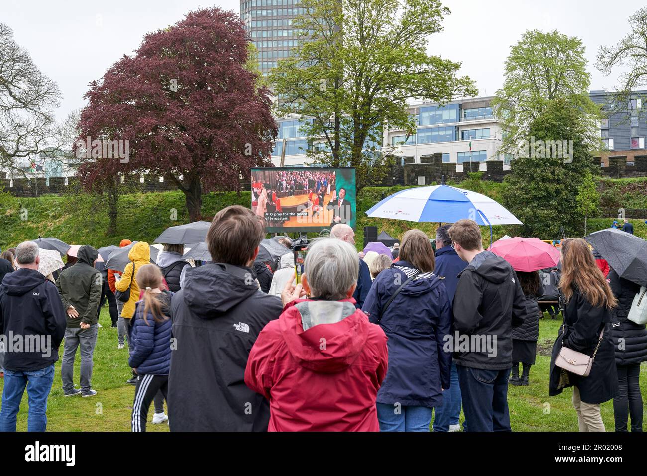 Folla che guarda l'incoronazione di Carlo III su un grande schermo nei terreni del Castello di Cardiff, giorno dell'incoronazione, Cardiff, 6 maggio 2023 Foto Stock