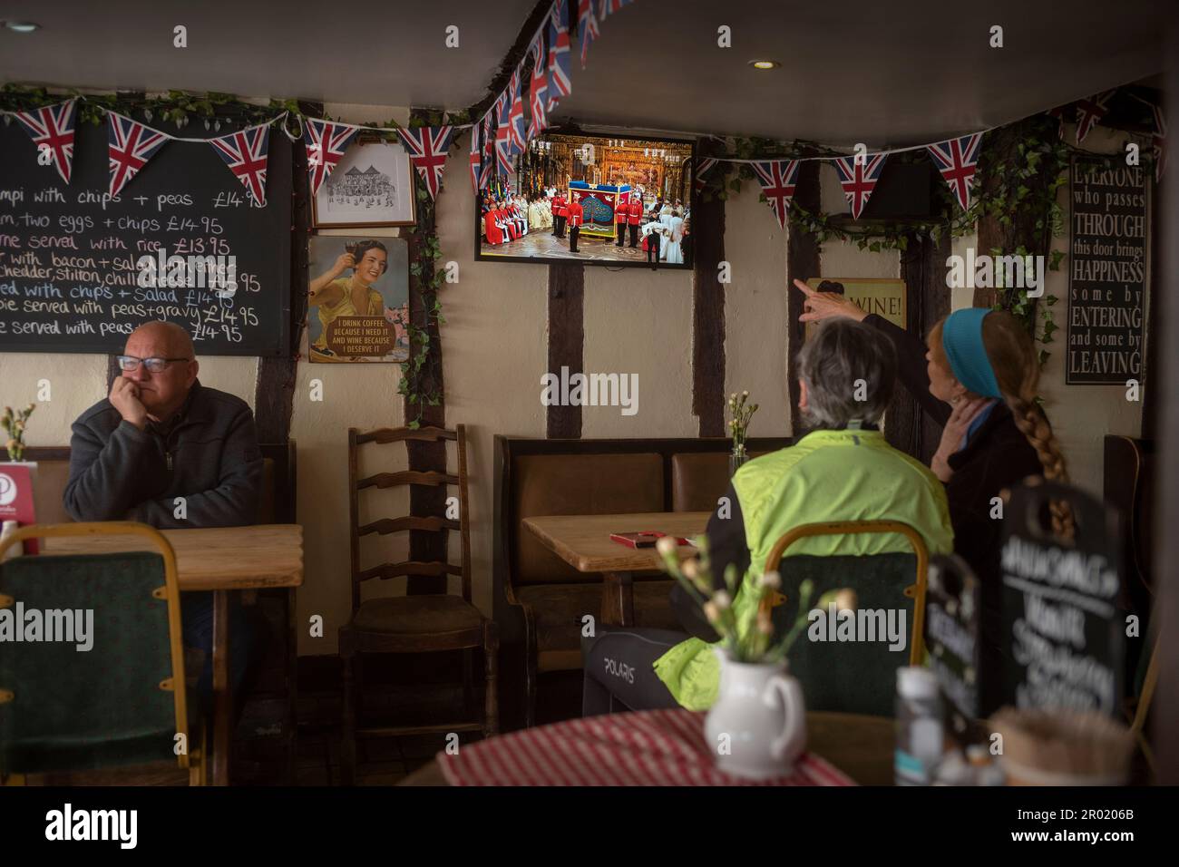 Thaxted, Inghilterra Regno Unito GB. 06th maggio, 2023. Incoronazione Re Carlo III Thaxted Essex UK 6 Maggio 2023 l'incoronazione di Re Carlo III e Regina Camilla all'Abbazia di Westminster a Londra, come visto in televisione al Parrishes Wine Bar di Thaxted nel Nord Essex, Inghilterra. Fotografia di credito: BRIAN HARRIS/Alamy Live News Foto Stock
