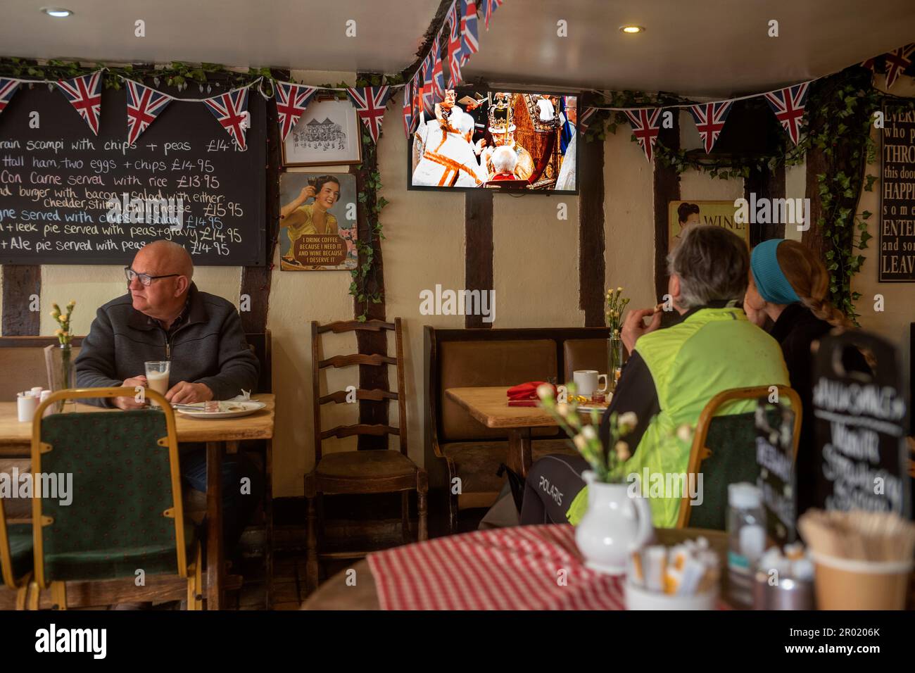 Thaxted, Inghilterra Regno Unito GB. 06th maggio, 2023. Incoronazione Re Carlo III Thaxted Essex UK 6 Maggio 2023 l'incoronazione di Re Carlo III e Regina Camilla all'Abbazia di Westminster a Londra, come visto in televisione al Parrishes Wine Bar di Thaxted nel Nord Essex, Inghilterra. Fotografia di credito: BRIAN HARRIS/Alamy Live News Foto Stock