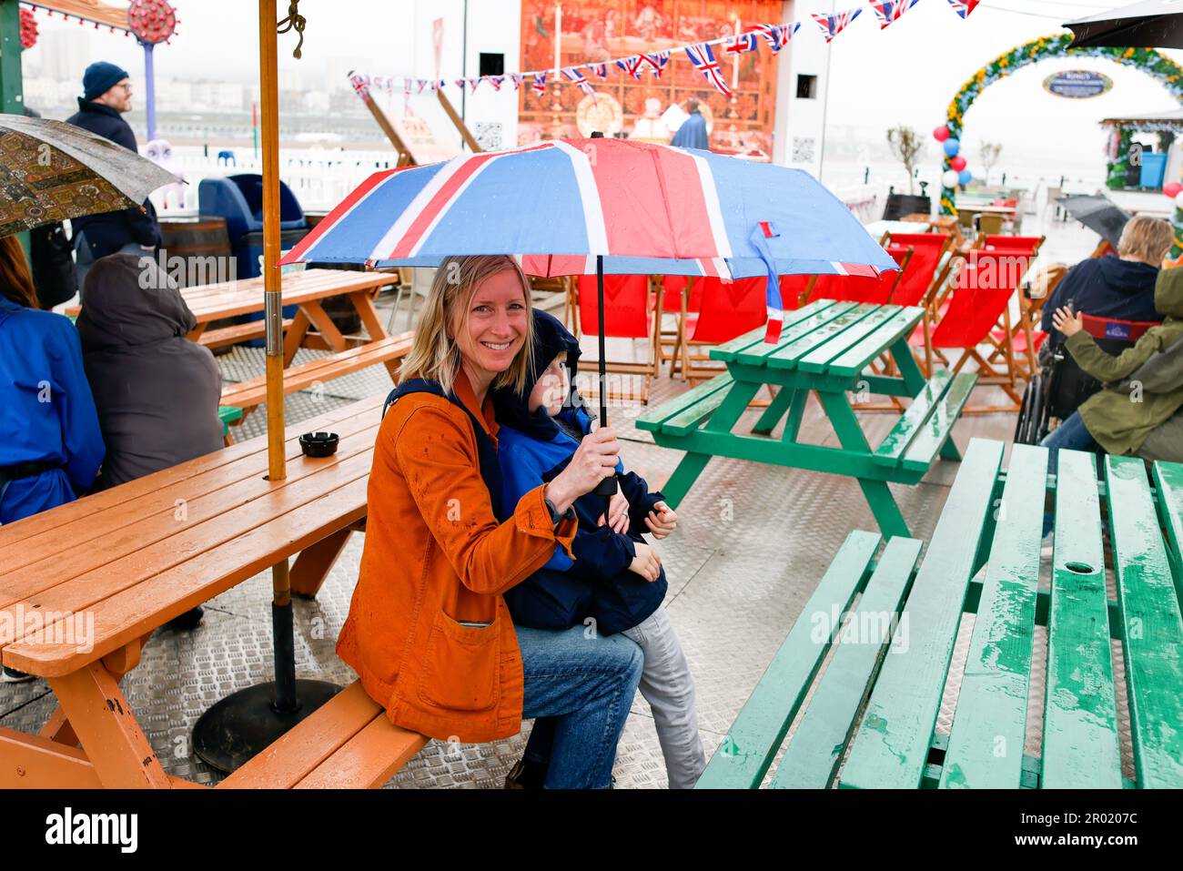 Brighton Palace Pier, città di Brighton e Hove, Regno Unito. Un grande screenset al Brighton Palace Pier per gli osservatori dell'incoronazione di Re Carlo III 6th maggio 2023 Foto Stock