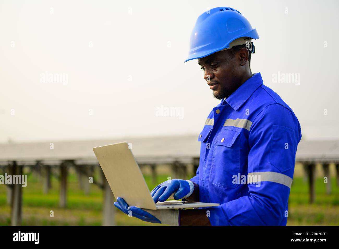 Ingegnere lavoratore che controlla e mantenendo pannelli solari su fattoria solare Foto Stock