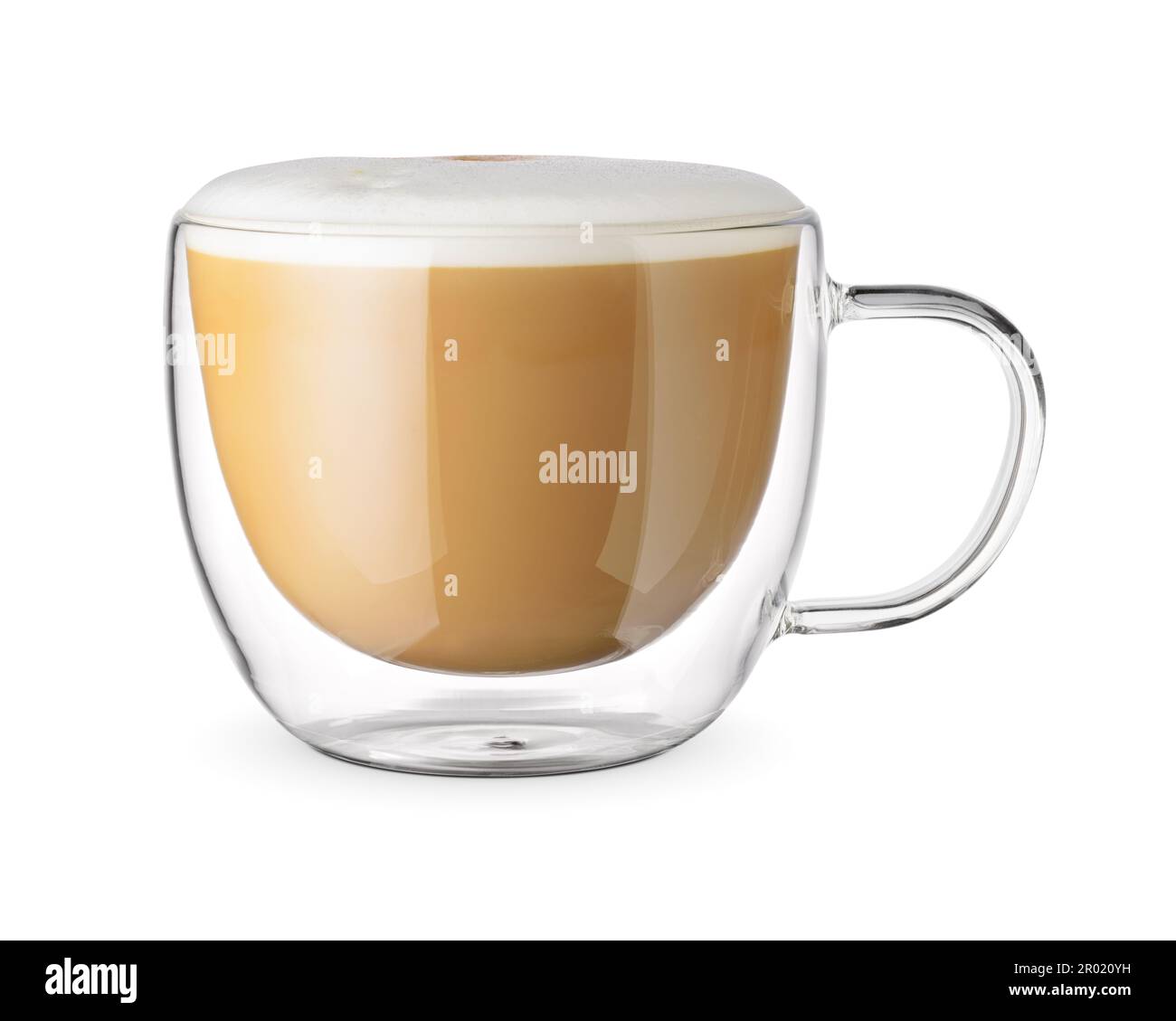 Caffè bianco piatto in una tazza di vetro trasparente a doppia parete isolata su sfondo bianco. Foto Stock