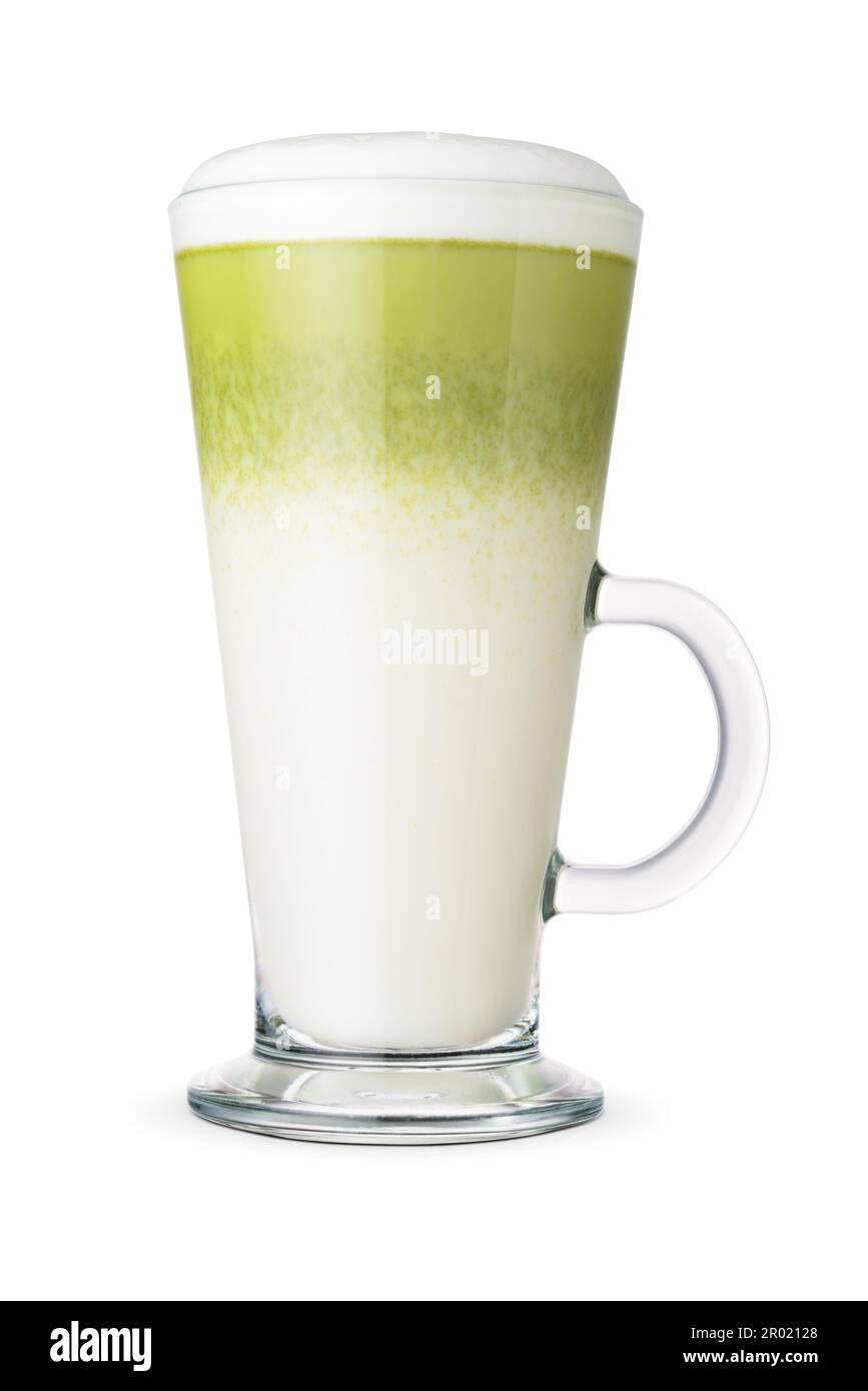 Tè verde latte Matte nella tazza di vetro isolato su sfondo bianco. Foto Stock