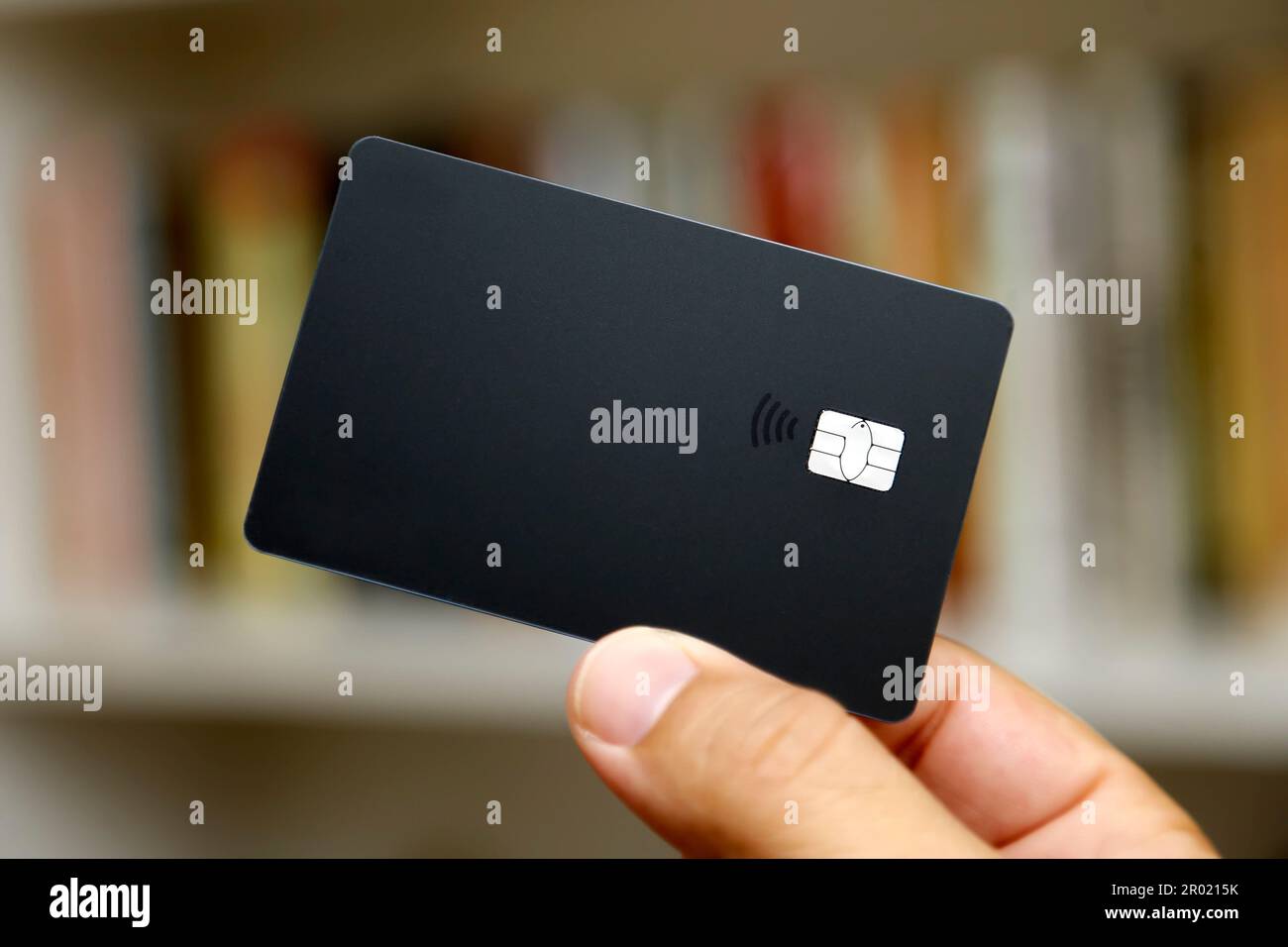 carta nera di credito o di debito senza contatto con segno meno contatto. Sistema di pagamento digitale. Foto Stock