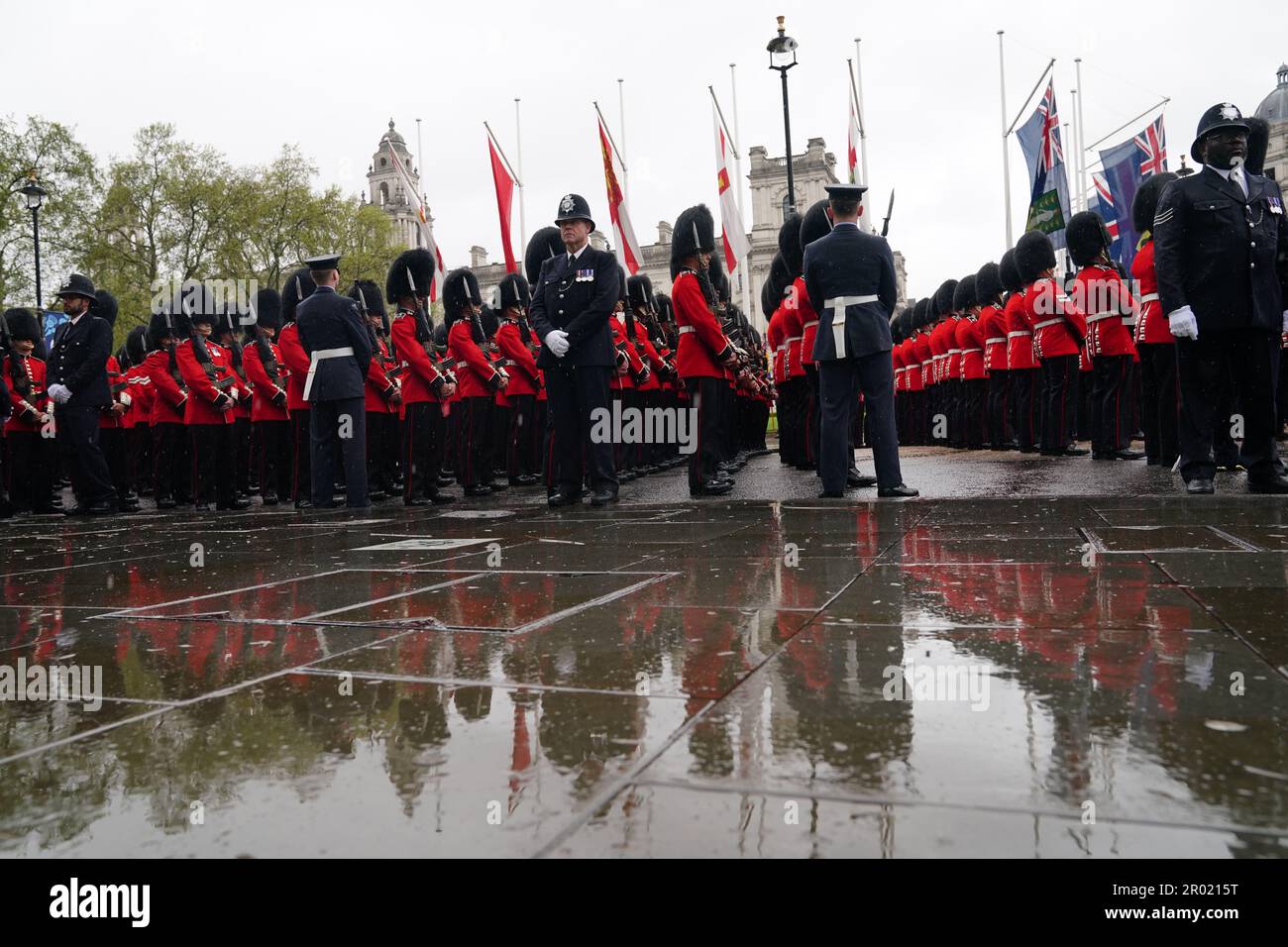Membri dell'esercito in Piazza del Parlamento, dopo la cerimonia di incoronazione del re Carlo III e della regina Camilla all'Abbazia di Westminster, Londra. Data immagine: Sabato 6 maggio 2023. Foto Stock