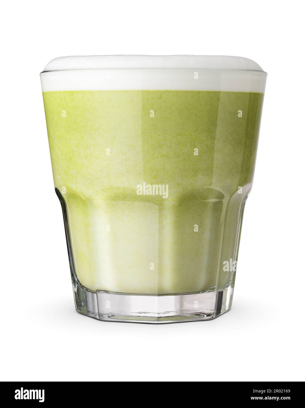Tè verde latte opaco con schiuma isolata su sfondo bianco, percorso di ritaglio incluso. Foto Stock