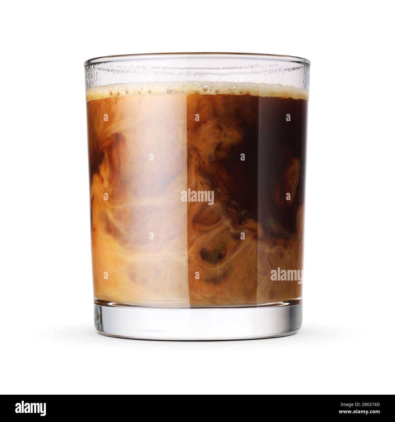 Caffè con latte in vetro trasparente isolato su fondo bianco. Foto Stock