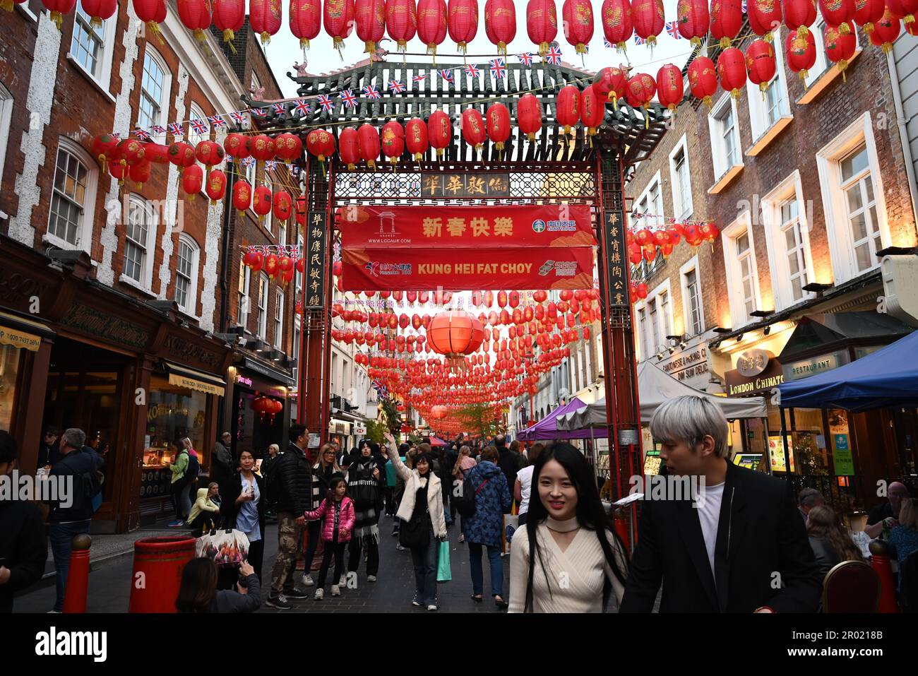 Alla vigilia dell'incoronazione dei Re il West End era ricco di ristoranti a Soho Chinatown Full Union Jack drappeggiato in tutto il West End Londra era piena di visitatori da tutto il mondo che è venuto a dare un'occhiata al Re e testimoniare la processione ... Foto Stock