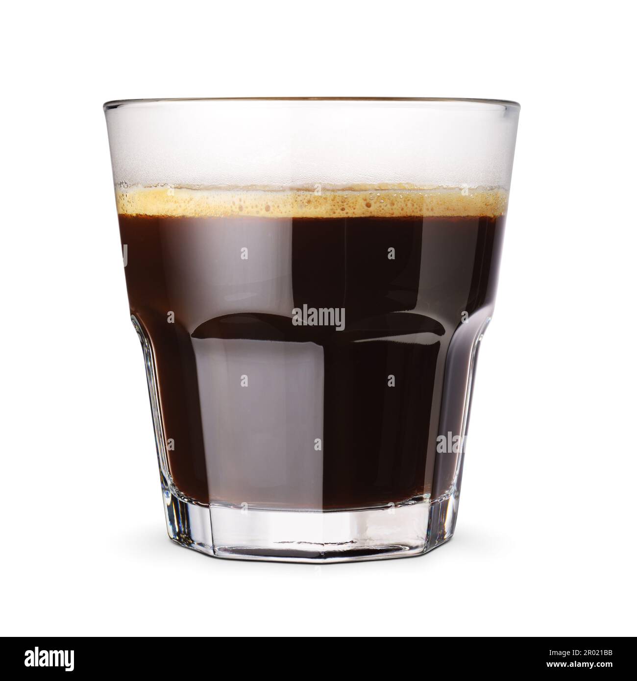 Caffè americano in vetro trasparente sfaccettato isolato su sfondo bianco. Foto Stock