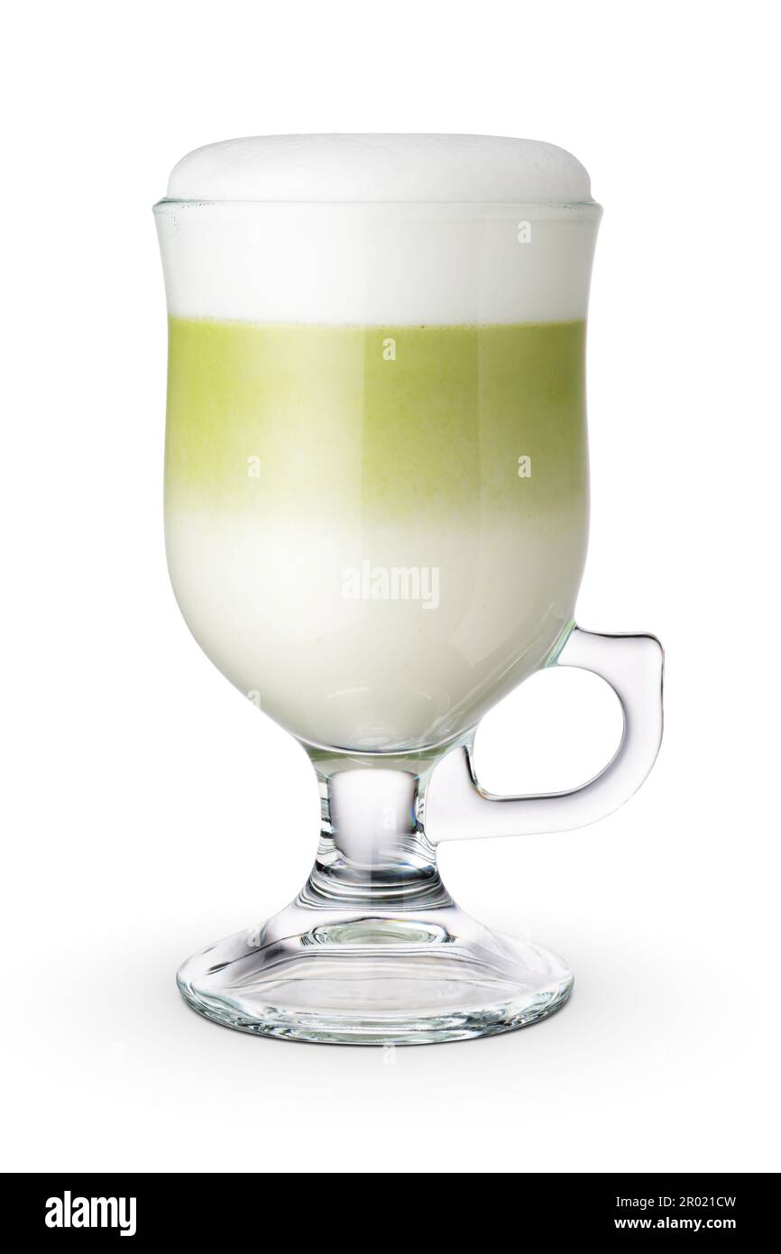 Tè verde latte Matte nella tazza di vetro isolato su sfondo bianco. Foto Stock