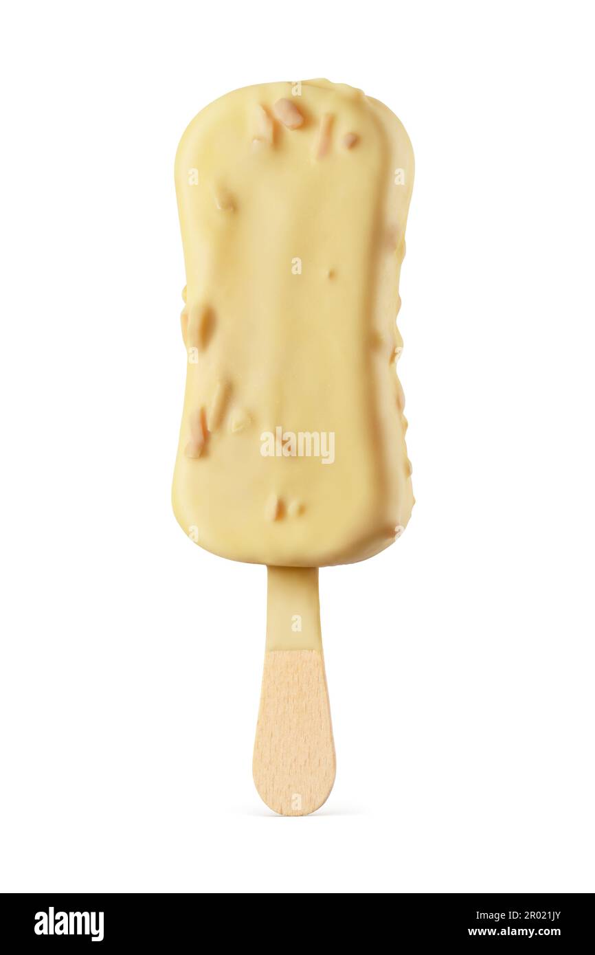 Bar gelato Possicle con rivestimento in cioccolato bianco e mandorle isolate su sfondo bianco. Foto Stock
