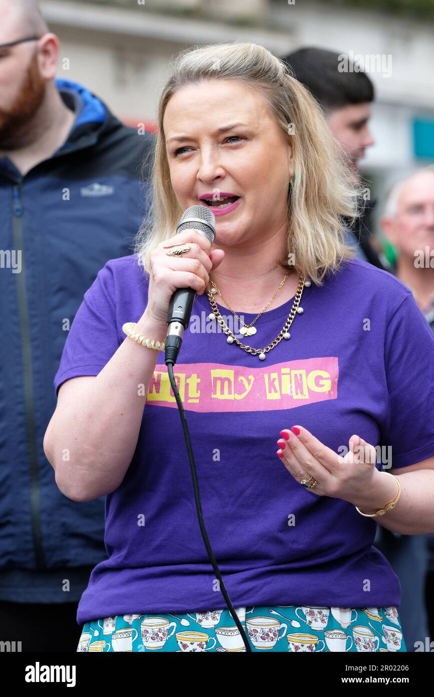 Cardiff, Galles, Regno Unito – Sabato 6th maggio 2023 – Bethan Sayed parla ai manifestanti monarchici e pro-repubblicani che protestano nel centro di Cardiff poco dopo l'incoronazione di Re Carlo III a Londra. Foto Steven Maggio / Alamy Live News Foto Stock