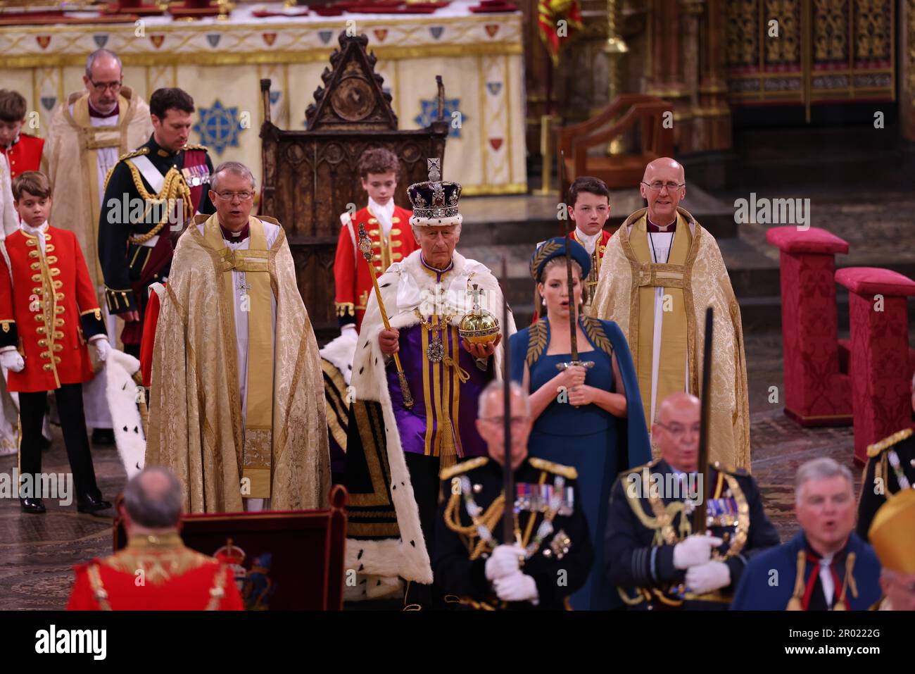 Re Carlo III con l'Orb del Sovrano, come Signore Presidente del Consiglio, Penny Mordaunt, porta la spada di Stato, durante la sua incoronazione all'Abbazia di Westminster, Londra. Data immagine: Sabato 6 maggio 2023. Foto Stock