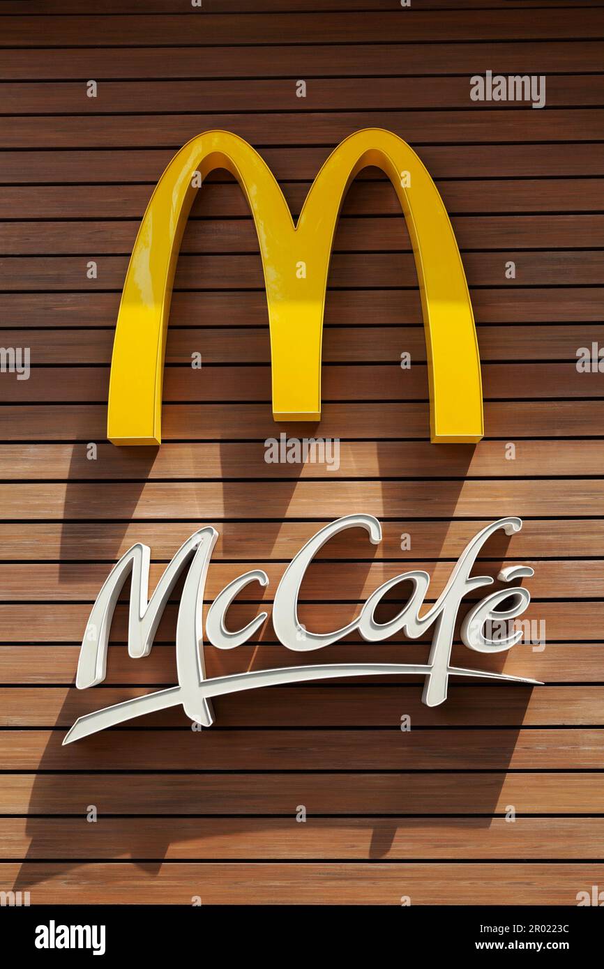 Ho Chi Minh City, Vietnam - 1 maggio 2023: Segno McCafe e McDonald's su un ristorante fast-food combinato con una caffetteria. Logo gialli e bianchi su un Foto Stock
