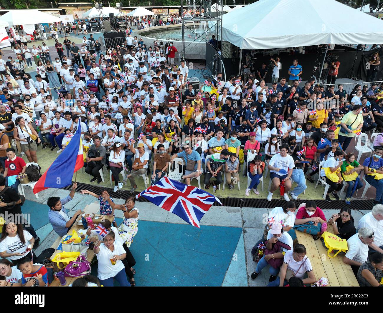 Quezon City, Filippine. 6th maggio, 2023. I filippini si sono recati al Quezon Memorial Circle a Quezon City per assistere all'incoronazione di Re Carlo tramite live-streaming. L'evento importante è stato organizzato dall'Ambasciata britannica a Manila in collaborazione con il governo locale di Quezon City. (Credit Image: © Sherbien Dacalanio/Alamy Live News) Foto Stock