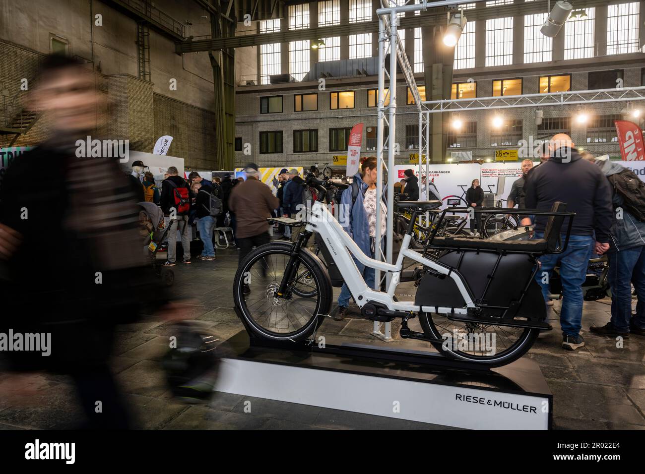 Berlino, Germania. 06th maggio, 2023. Una bici da carico con azionamento elettrico è esposta alla fiera delle biciclette "VeloBerlin - Das Fahrradfestival". Credit: Christophe Gateau/dpa/Alamy Live News Foto Stock