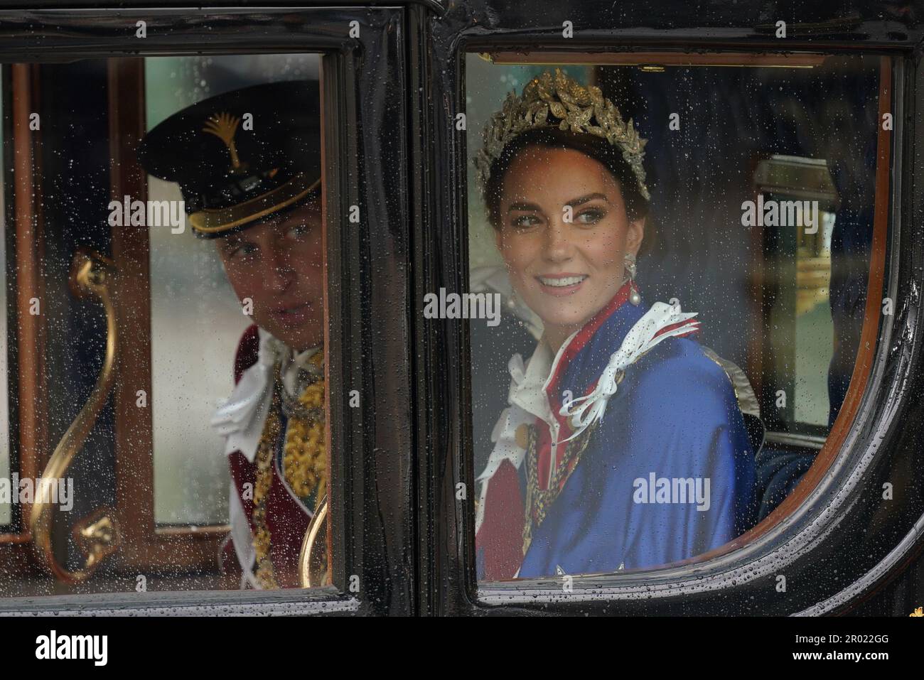 Il Principe e la Principessa di Galles ritornano a Buckingham Palace in pullman dopo la cerimonia di incoronazione del Re Carlo III e della Regina Camilla nel centro di Londra. Data immagine: Sabato 6 maggio 2023. Foto Stock
