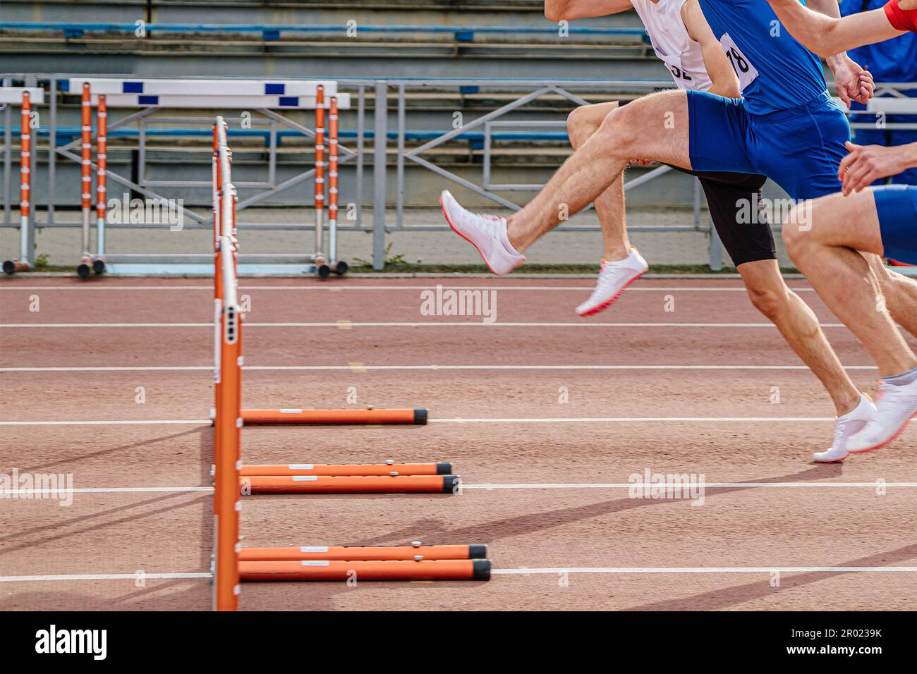tre atleti che corrono insieme a 100 metri di ostacoli gareggeranno nei campionati di atletica estivi Foto Stock