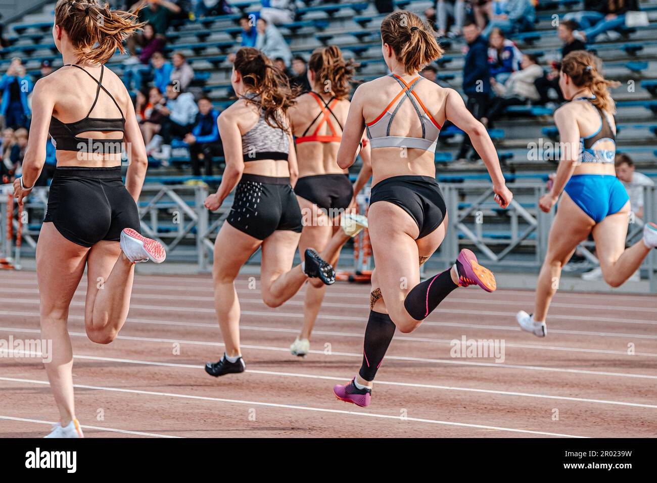 vista posteriore gruppo atleta runner in corsa sprint, campionati di atletica estiva Foto Stock