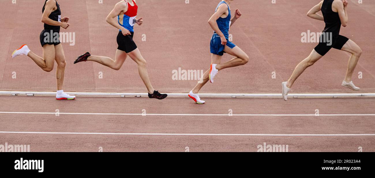 quattro atleti maschi corridori corsa a media distanza, campionati di atletica estiva Foto Stock