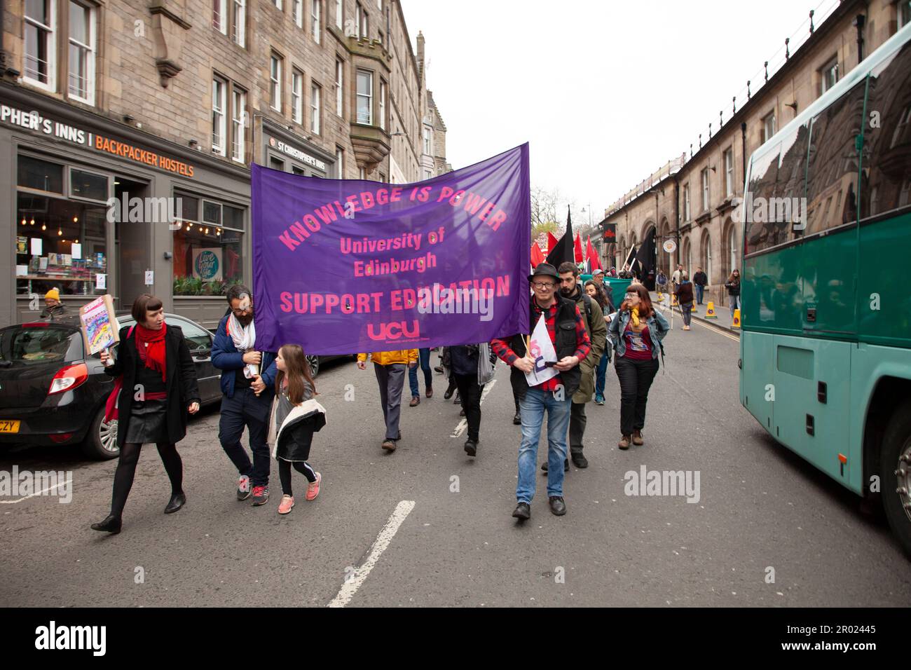 Centro di Edimburgo, Scozia, Regno Unito. 6 maggio 2023. Il Rally del giorno di maggio, vari gruppi che esprimono messaggi diversi mentre marciano attraverso il centro della città. Credit: Arch White/alamy live news. Foto Stock