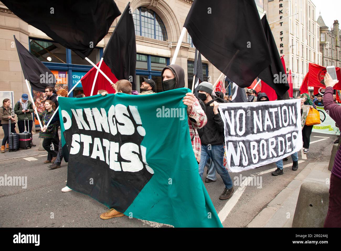 Centro di Edimburgo, Scozia, Regno Unito. 6 maggio 2023. Il Rally del giorno di maggio, vari gruppi che esprimono messaggi diversi mentre marciano attraverso il centro della città. Credit: Arch White/alamy live news. Foto Stock