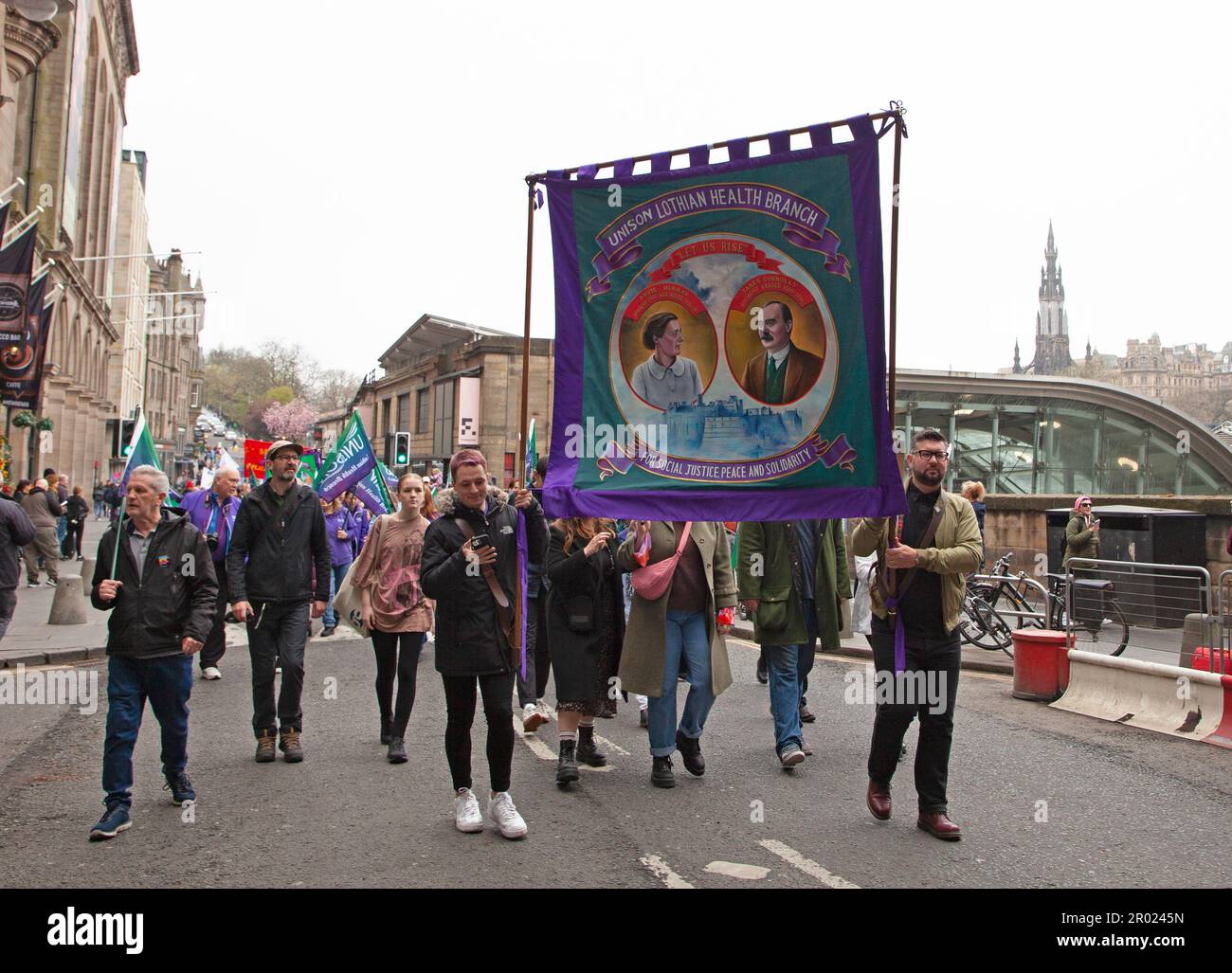 Centro di Edimburgo, Scozia, Regno Unito. 6 maggio 2023. Il Rally del giorno di maggio, vari gruppi che esprimono messaggi diversi mentre marciano attraverso il centro della città. Credit: Arch White/alamy live news. Foto Stock