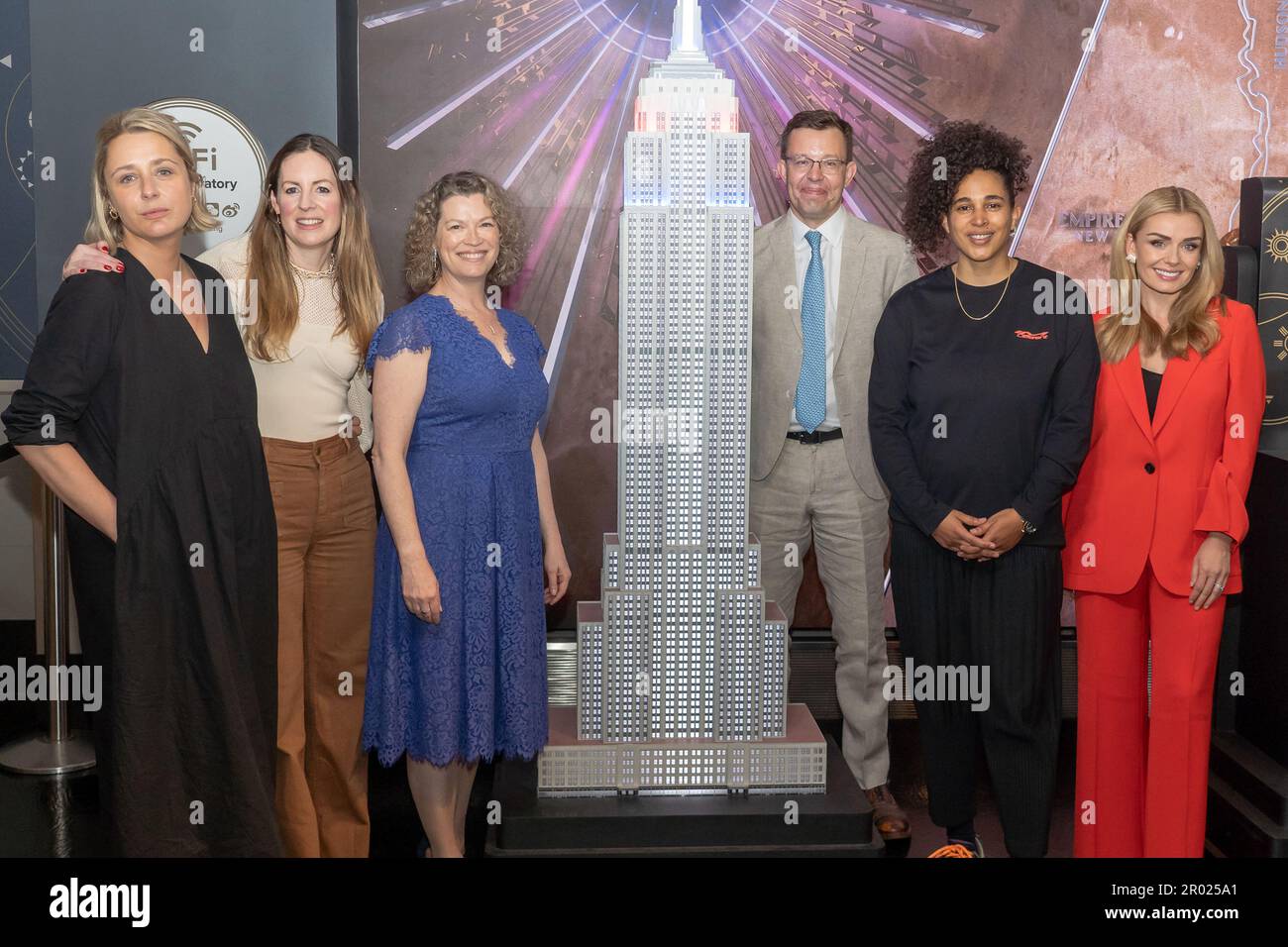 5 maggio 2023, New York, New York, Stati Uniti: (NUOVO) sua Maestà&#39;s Console Generale di New York Emma Wade-Smith illumina l'Empire state Building in Celebration of the Coronation. 05 maggio 2023, New York, New York, USA: (L-R) Jess Shadbolt, Hannah Young, His Majesty&#39;s Console Generale di New York, Emma Wade-Smith, Henry Timms, Shantell Martin e Katherine Jenkins partecipano alla cerimonia di illuminazione dell'Empire state Building in occasione dell'incoronazione di sua Maestà il re Carlo III all'Empire state Building il 05 maggio 2023 a New York City. (Credit Image: © M10S/TheNEWS2 via ZUMA Press Wire) Foto Stock