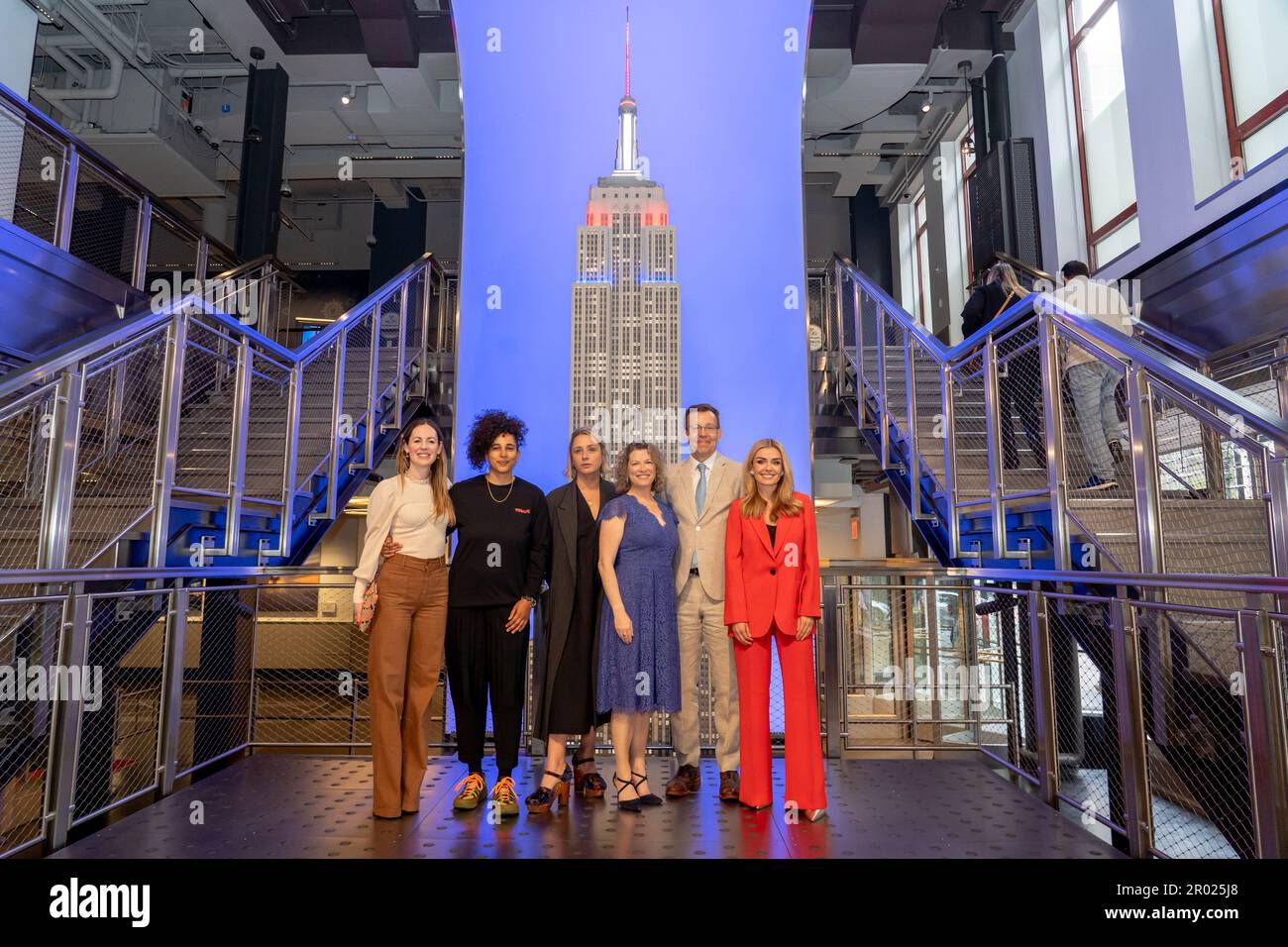 5 maggio 2023, New York, New York, Stati Uniti: (NUOVO) sua Maestà&#39;s Console Generale di New York Emma Wade-Smith illumina l'Empire state Building in Celebration of the Coronation. 05 maggio 2023, New York, New York, USA: (L-R) Hannah Young, Jess Shadbolt, Shantell Martin, His Majesty&#39;s Console Generale di New York, Emma Wade-Smith, Henry Timms e Katherine Jenkins partecipano alla cerimonia di illuminazione dell'Empire state Building in occasione dell'incoronazione di sua Maestà Re Carlo III all'Empire state Building il 05 maggio 2023 a New York City. (Credit Image: © M10S/TheNEWS2 via ZUMA Press Wire) Foto Stock