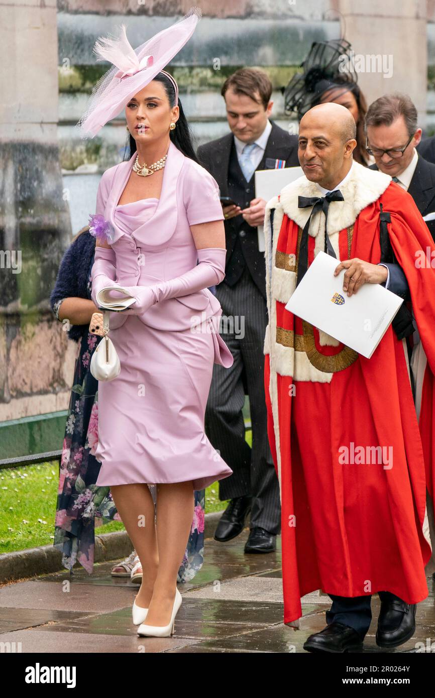 Katy Perry lascia l'Abbazia di Westminster dopo la cerimonia di incoronazione del re Carlo III e della regina Camilla nel centro di Londra. Data immagine: Sabato 6 maggio 2023. Foto Stock