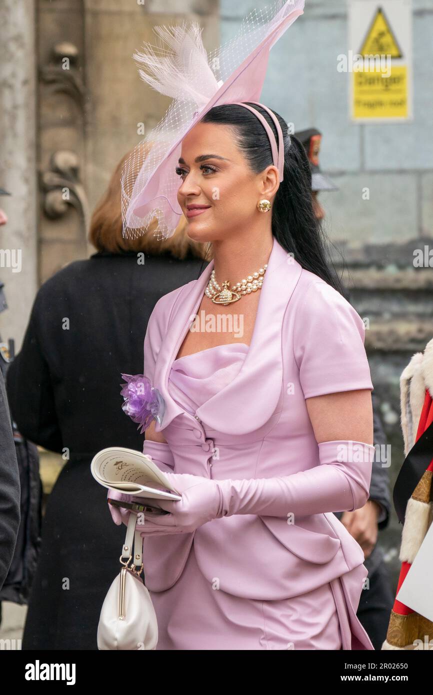 Katy Perry lascia l'Abbazia di Westminster dopo la cerimonia di incoronazione del re Carlo III e della regina Camilla nel centro di Londra. Data immagine: Sabato 6 maggio 2023. Foto Stock
