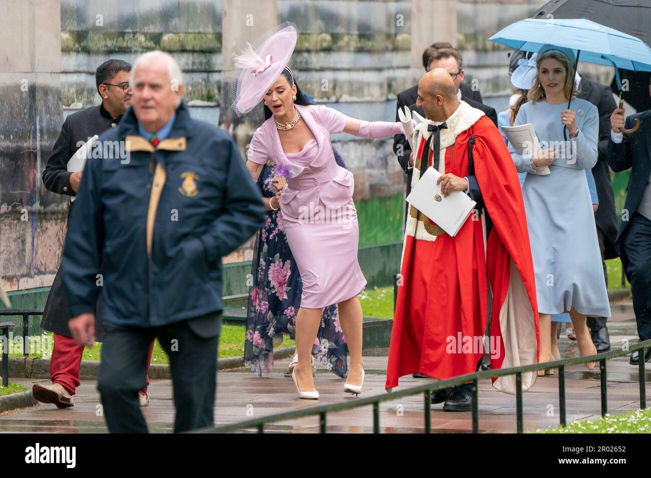 Katy Perry lascia l'Abbazia di Westminster dopo la cerimonia di incoronazione del re Carlo III e della regina Camilla nel centro di Londra. Data immagine: Sabato 6 maggio 2023. Foto Stock