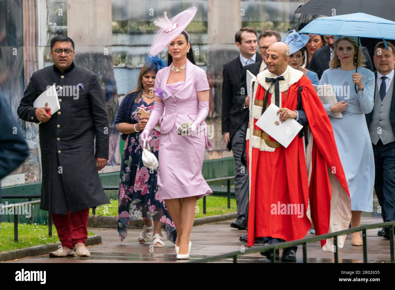 Katy Perry lascia l'Abbazia di Westminster dopo la cerimonia di incoronazione del re Carlo III e della regina Camilla nel centro di Londra. Data immagine: Sabato 6 maggio 2023. Foto Stock