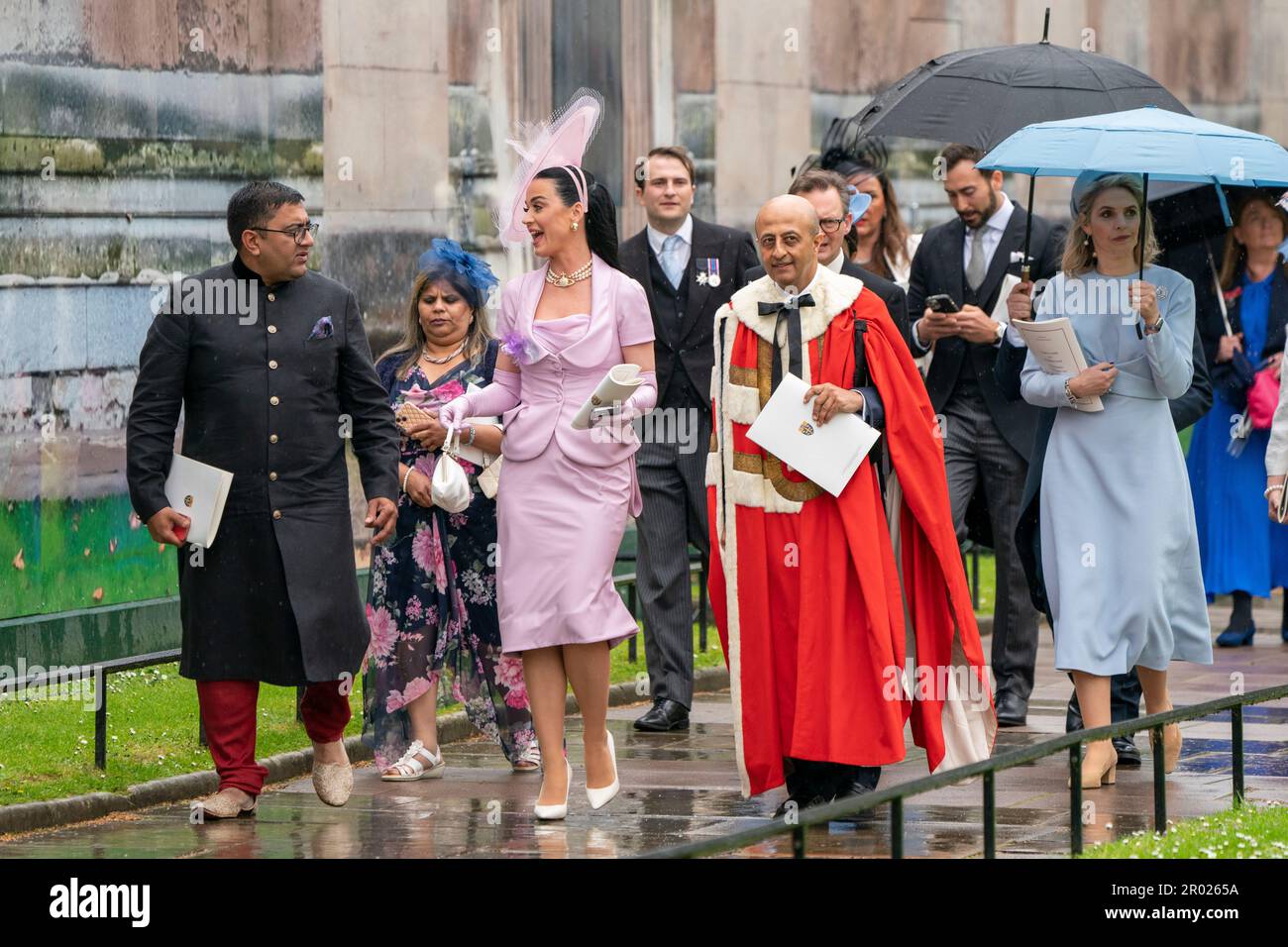 Katy Perry lascia l'Abbazia di Westminster dopo la cerimonia di incoronazione del re Carlo III e della regina Camilla nel centro di Londra. Data immagine: Sabato 6 maggio 2023. Foto Stock