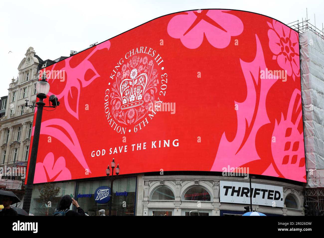 Londra, Regno Unito. 6th maggio, 2023. Messaggio di incoronazione per l'incoronazione di Re Carlo III, a Piccadilly Circus, Londra, dicendo felice e glorioso e Dio Save the King Credit: Paul Brown/Alamy Live News Foto Stock Londra, Regno Unito. 6th maggio, 2023. Messaggio di incoronazione per l'incoronazione di Re Carlo III, a Piccadilly Circus, Londra, dicendo felice e glorioso e Dio Save the King Credit: Paul Brown/Alamy Live News Foto Stock