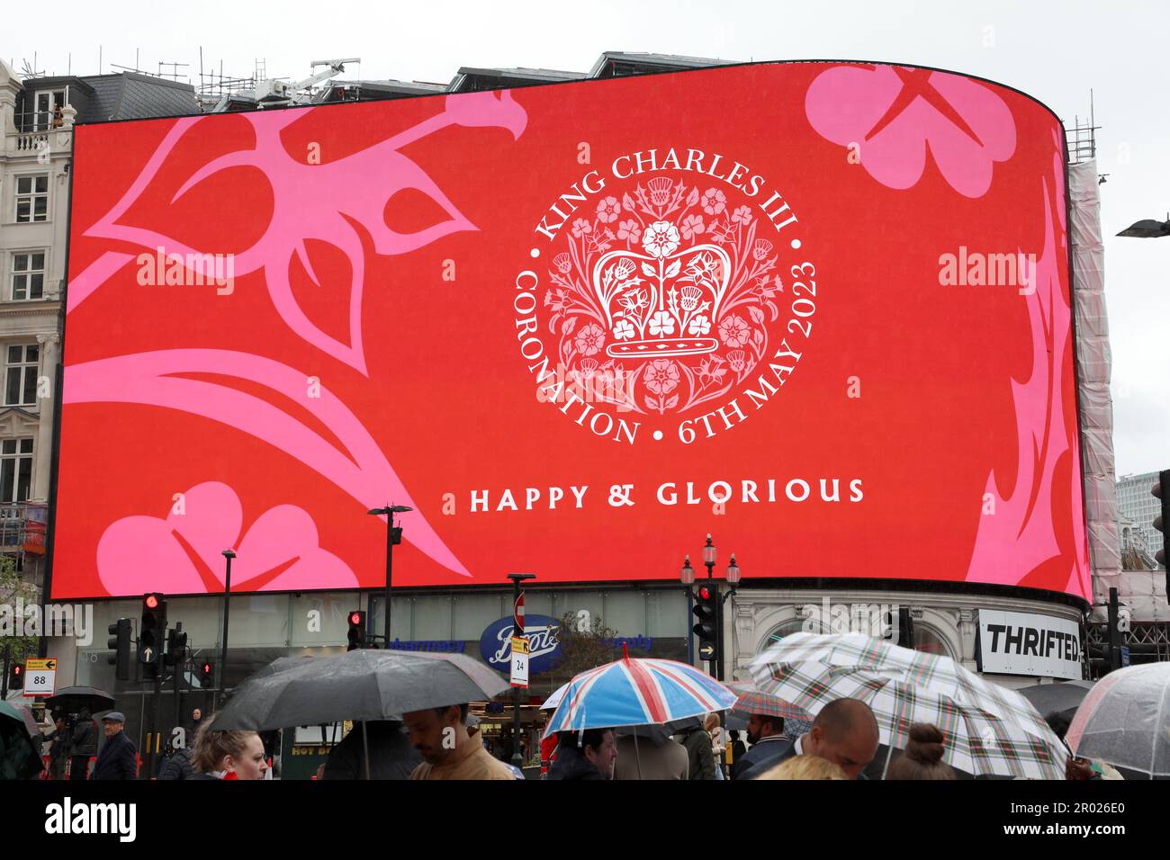 Londra, Regno Unito. 6th maggio, 2023. Messaggio di incoronazione per l'incoronazione di Re Carlo III, a Piccadilly Circus, Londra, dicendo felice e glorioso e Dio Save the King Credit: Paul Brown/Alamy Live News Foto Stock Londra, Regno Unito. 6th maggio, 2023. Messaggio di incoronazione per l'incoronazione di Re Carlo III, a Piccadilly Circus, Londra, dicendo felice e glorioso e Dio Save the King Credit: Paul Brown/Alamy Live News Foto Stock