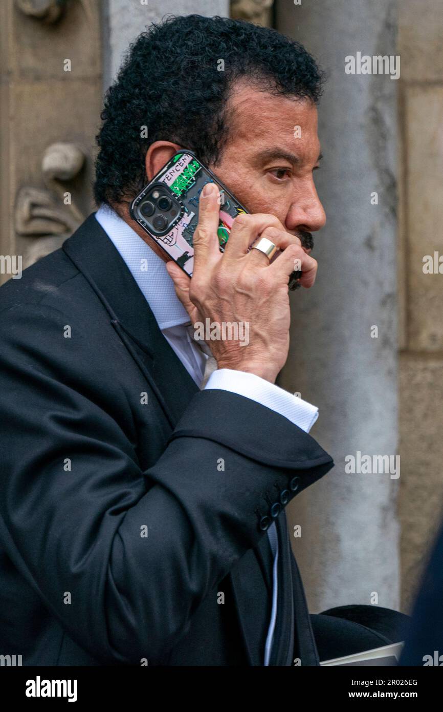Lionel Richie lascia l'Abbazia di Westminster dopo la cerimonia di incoronazione del re Carlo III e della regina Camilla nel centro di Londra. Data immagine: Sabato 6 maggio 2023. Foto Stock