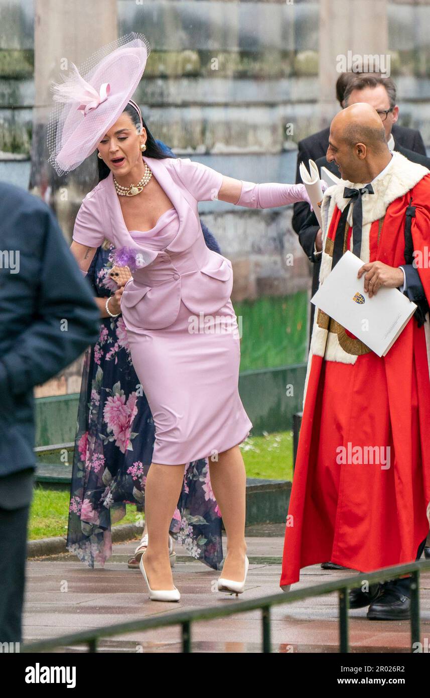 Katy Perry lascia l'Abbazia di Westminster dopo la cerimonia di incoronazione del re Carlo III e della regina Camilla nel centro di Londra. Data immagine: Sabato 6 maggio 2023. Foto Stock