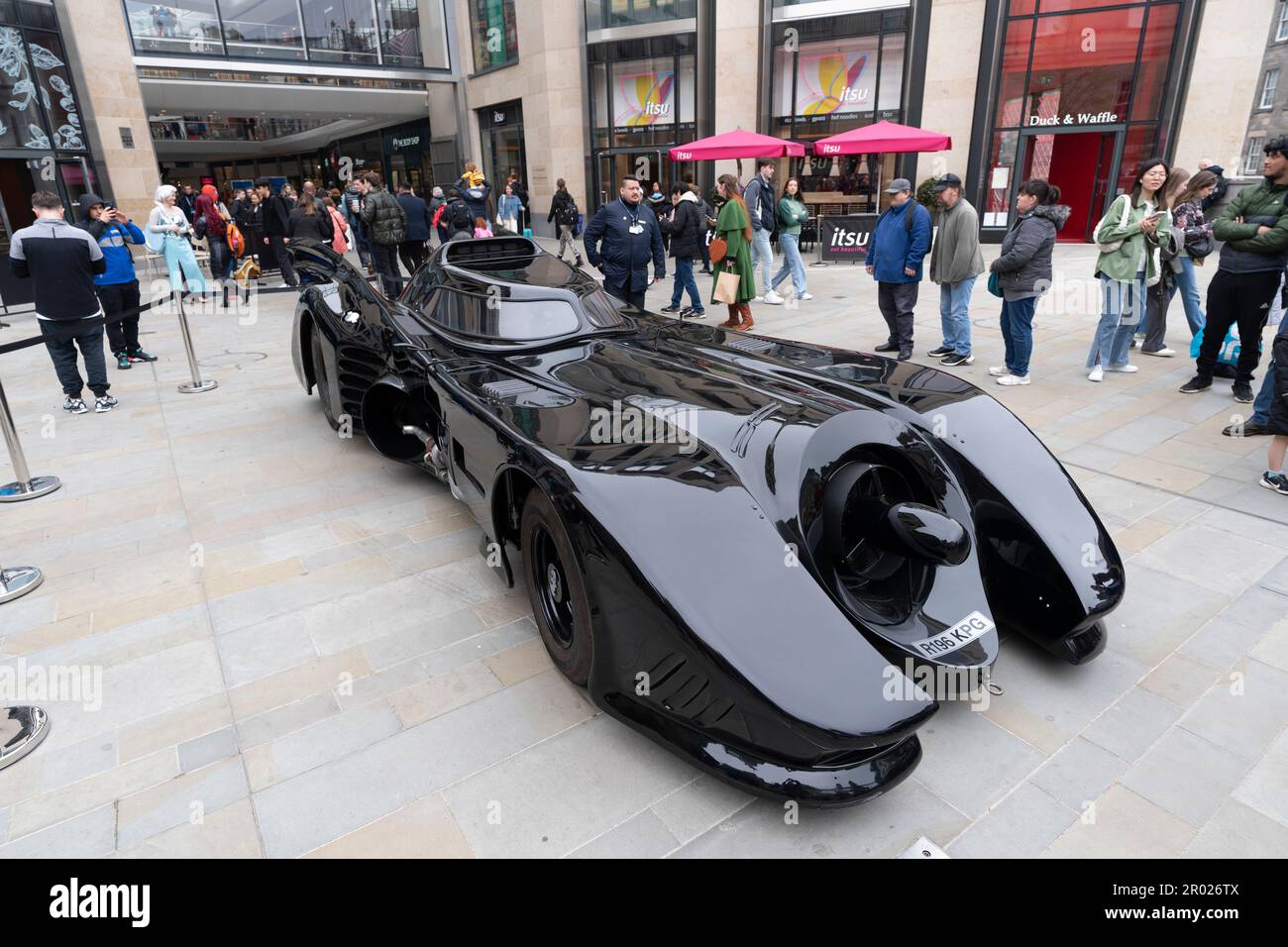 Edimburgo, Scozia, Regno Unito. 6 maggio 2023. Batmobile in mostra al di fuori del quartiere di St James durante il Comic con Sci-fi convegno organizzato dalla Big Glasgow Comic Page. Iain Masterton/Alamy Live News Foto Stock