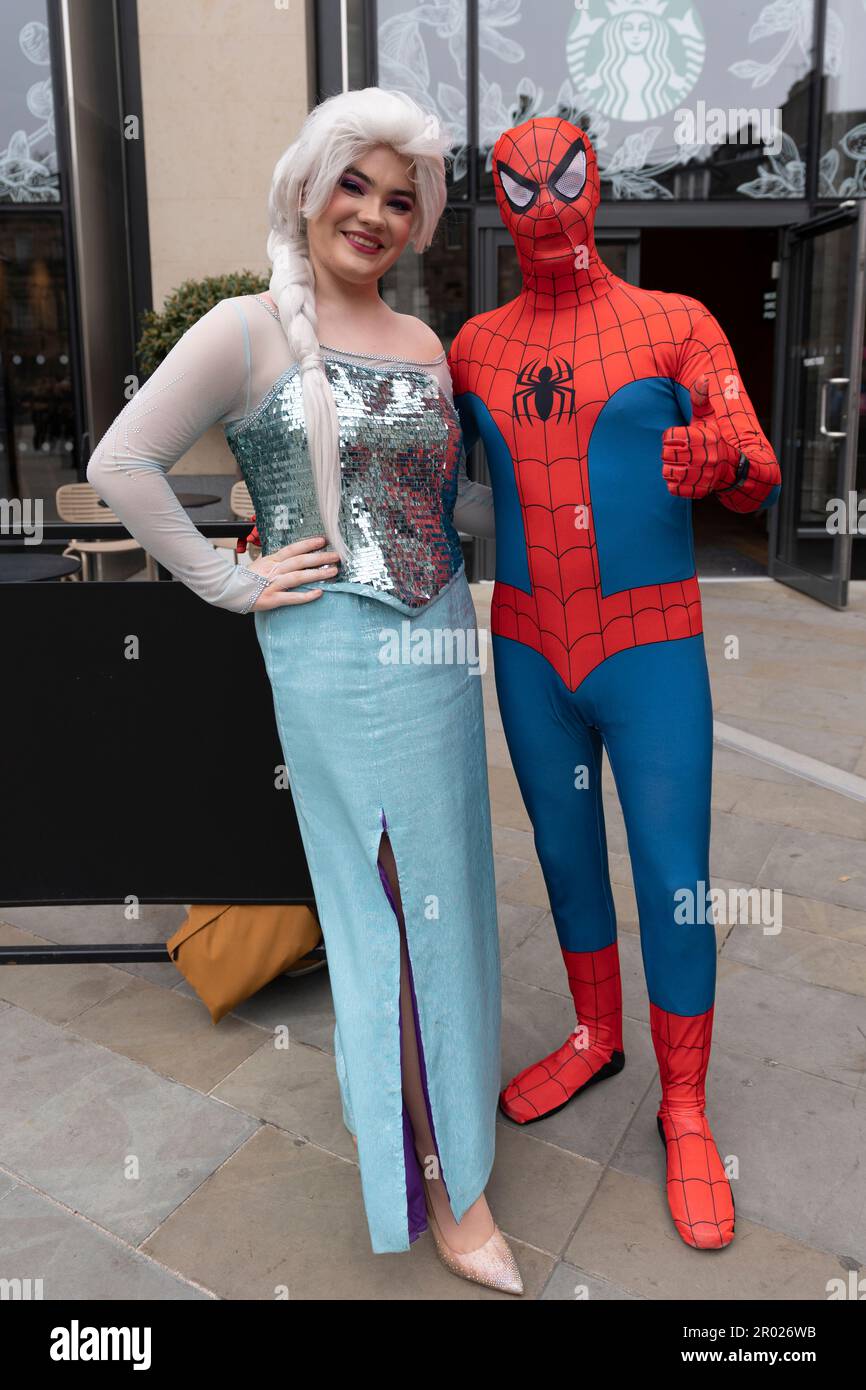 Edimburgo, Scozia, Regno Unito. 6 maggio 2023. Elsa di Frozen e Spiderman fanno un'apparizione fuori dal quartiere di St James durante il convention Comic con Sci-fi organizzato dalla Big Glasgow Comic Page. Iain Masterton/Alamy Live News Foto Stock