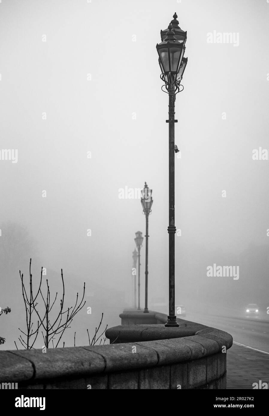 Gaslamps nella nebbia, Bridge of Don, Aberdeen Foto Stock
