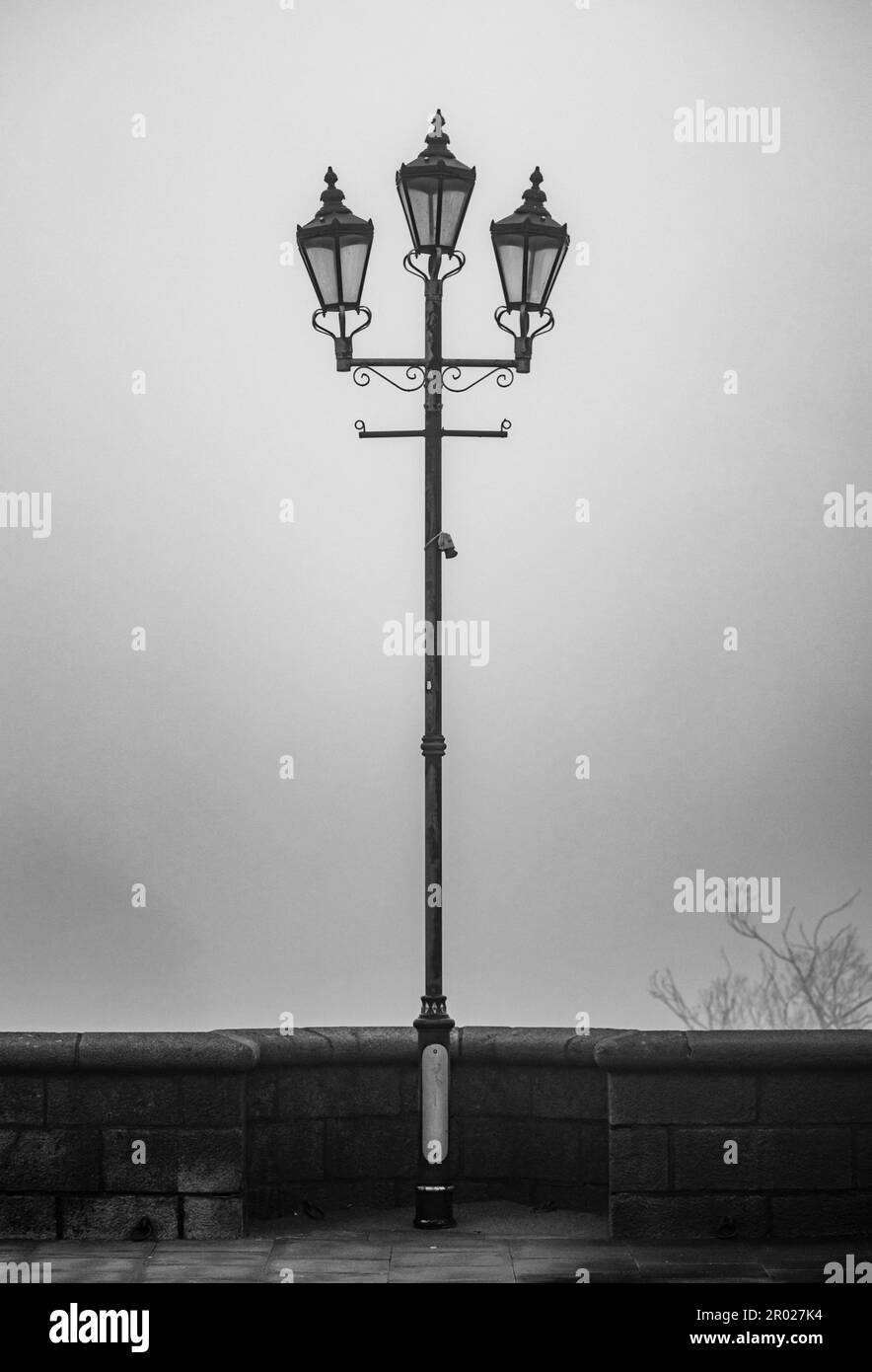 Gaslamps nella nebbia, Bridge of Don, Aberdeen Foto Stock