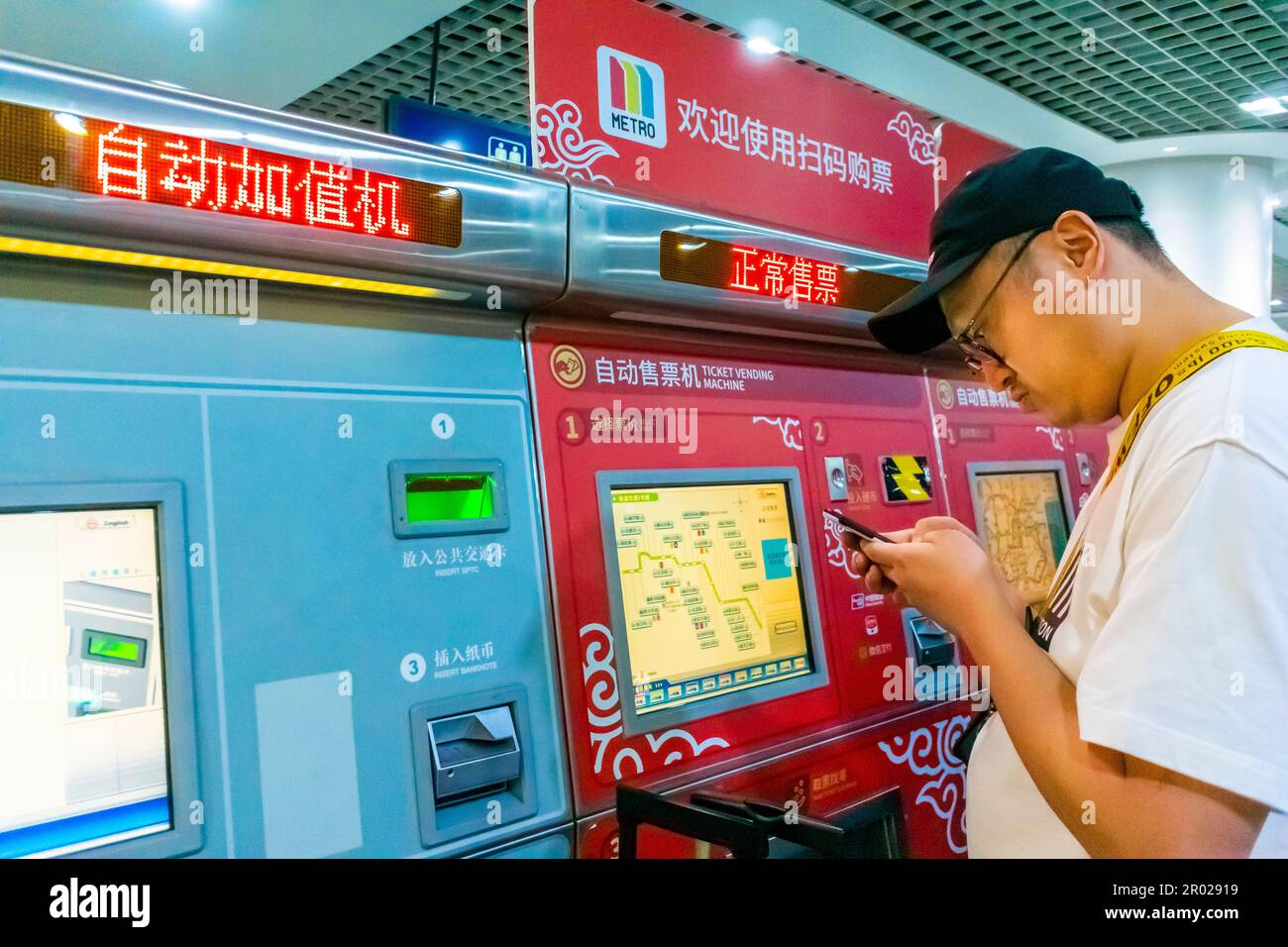 Shanghai, Cina, pagare la metropolitana con distributore automatico, tramite applicazione smartphone, WeChat, moneta elettronica, viaggiatori diversi, pagamenti mobili Foto Stock