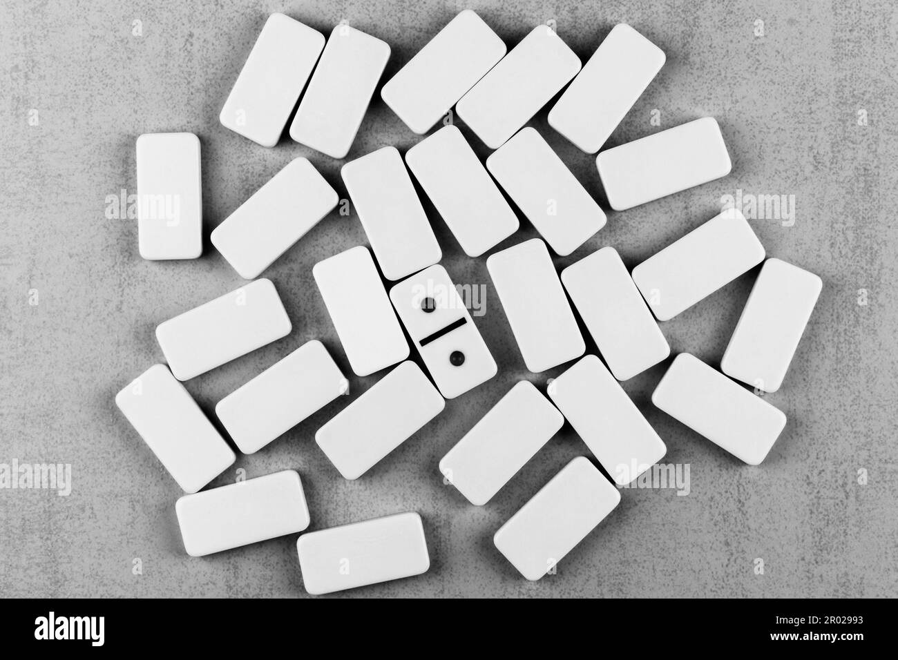 il gioco da tavolo a dadi invertiti domina e un dado doppio uno non invertito foto in bianco e nero Foto Stock