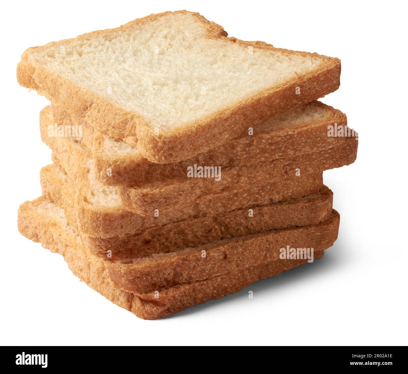 pane bianco a fette isolato su sfondo bianco, cibo popolare in molte culture e utilizzato per la preparazione di panini, toast, e altri piatti, più leggero Foto Stock