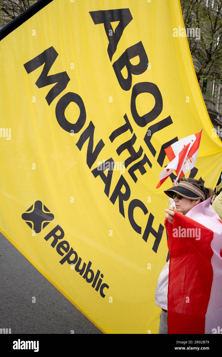 Un royalista canadese si trova di fronte a una bandiera del gruppo anti-monarchico 'Repubblica' protesta a Trafalgar Square il giorno dell'incoronazione del re Carlo III, il 6th maggio 2023, a Londra, Inghilterra. Secondo la polizia incontrata, sono stati detenuti sul sospetto di violazione della pace, cospirazione per causare fastidio pubblico, e in possesso di articoli per causare danni criminali. Foto Stock