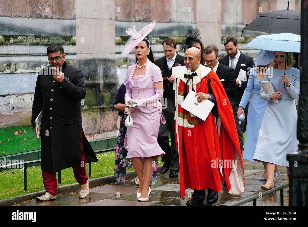 Katy Perry lascia l'Abbazia di Westminster dopo la cerimonia di incoronazione del re Carlo III e della regina Camilla nel centro di Londra. Data immagine: Sabato 6 maggio 2023. Foto Stock