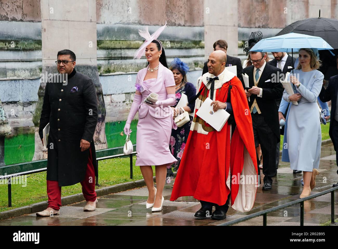 Katy Perry lascia l'Abbazia di Westminster dopo la cerimonia di incoronazione del re Carlo III e della regina Camilla nel centro di Londra. Data immagine: Sabato 6 maggio 2023. Foto Stock