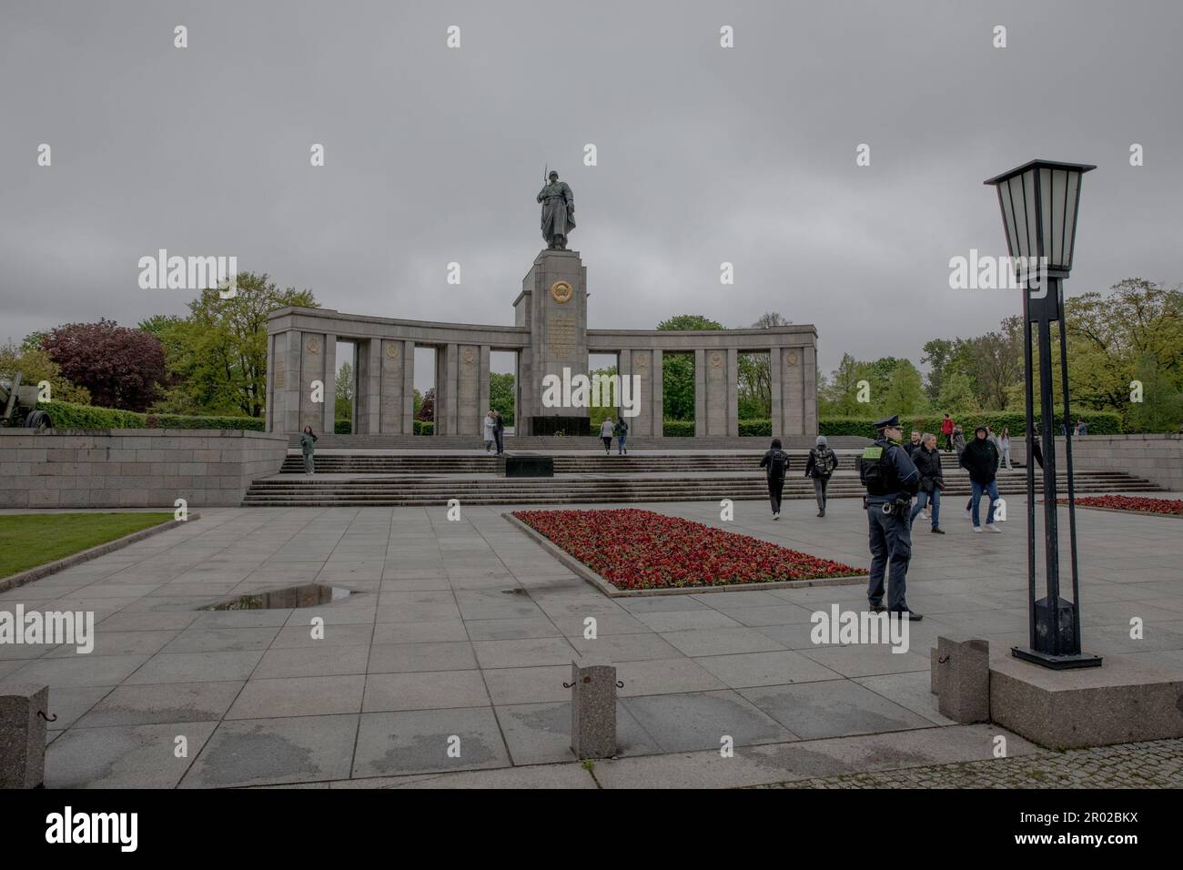 Berlino, Germania. 6th maggio, 2023. All'avvicinarsi della Giornata della Vittoria, un poliziotto tedesco guarda il Memoriale di guerra sovietico nel Parco GroÃŸer Tiergarten, Berlino, il 6 maggio 2023. Questo monumento serve come ricordo dei sacrifici fatti dai soldati dell'Armata Rossa durante la seconda guerra mondiale (Credit Image: © Michael Kuenne/PRESSCOV via ZUMA Press Wire) SOLO PER USO EDITORIALE! Non per USO commerciale! Foto Stock