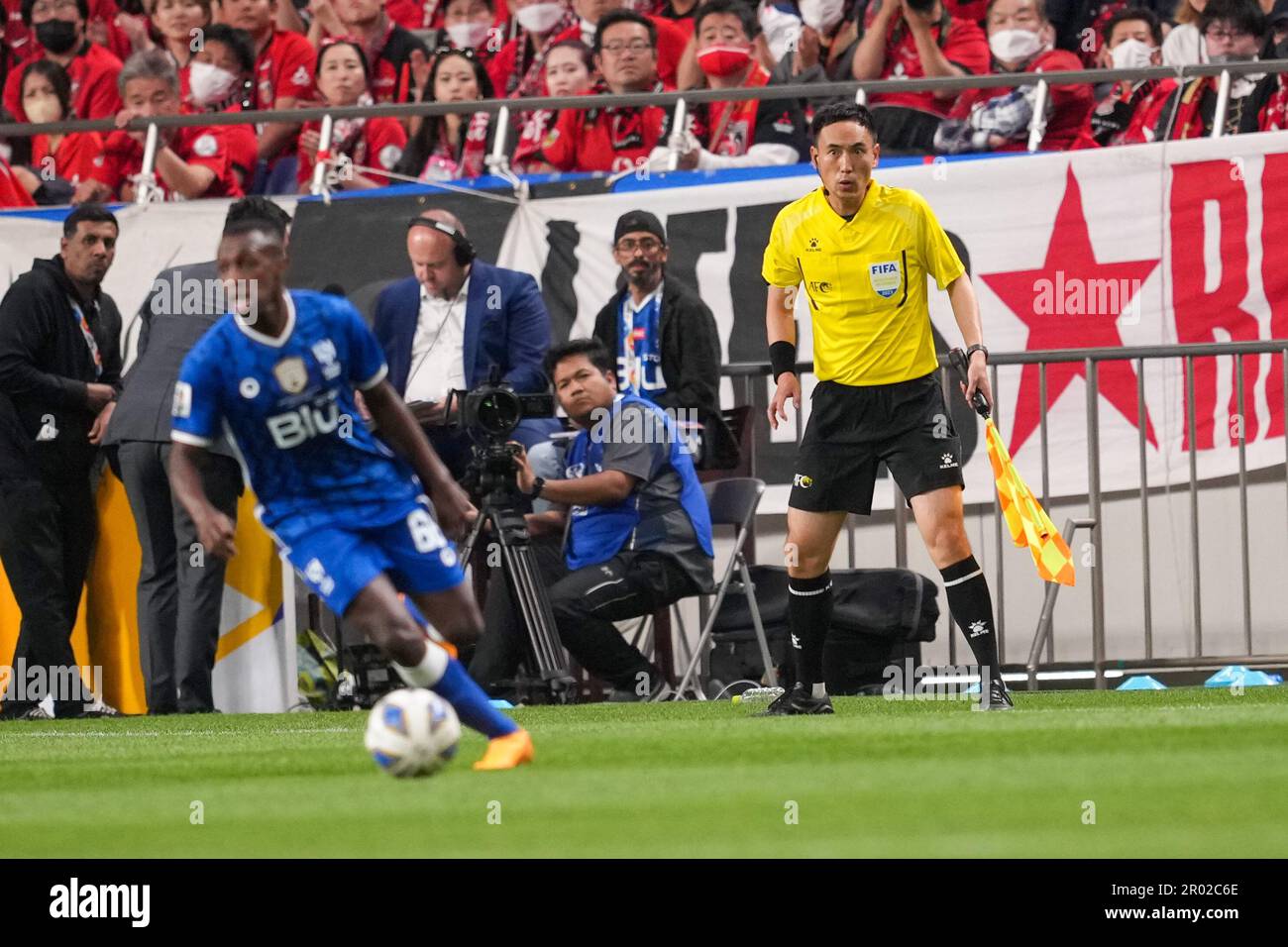 Saitama. 6th maggio, 2023. L'arbitro Zhou Fei (R) governa durante la finale 2nd tappa della 2022 AFC Champions League tra Urawa Reds e al Hilal al Saitama Stadium 2002 di Saitama, Giappone, il 6 maggio 2023. Credit: Zhang Xiaoyu/Xinhua/Alamy Live News Foto Stock